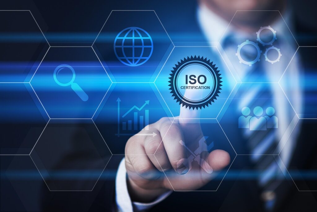 Hand die een ISO-certificeringsicoon aanraakt